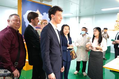 Wydarzenie „Misja gospodarcza do Chin, Hainan 11-17 kwietnia 2025 r.”, w której bierze udział 6 lubuskich przedsiębiorców z sektora MŚP, organizowane jest w ramach projektu pn.: „Przedsiębiorcze Lubuskie” finansowanego ze środków Programu Fundusze Europejskie dla Lubuskiego 2021-2027, Priorytet 1. Fundusze Europejskie dla lubuskiej gospodarki, Działanie 1.5 Rozwój przedsiębiorczości – dotacje, Typ VI – Tworzenie oferty dla biznesu – obsługa inwestora i eksportera. Celem projektu jest wzmacnianie rozwoju przedsiębiorczości i innowacji poprzez wspieranie trwałego wzrostu lubuskich przedsiębiorstw na arenie międzynarodowej w ramach tworzenia ofert dla biznesu.