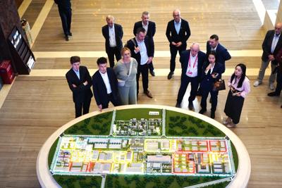 Wydarzenie „Misja gospodarcza do Chin, Hainan 11-17 kwietnia 2025 r.”, w której bierze udział 6 lubuskich przedsiębiorców z sektora MŚP, organizowane jest w ramach projektu pn.: „Przedsiębiorcze Lubuskie” finansowanego ze środków Programu Fundusze Europejskie dla Lubuskiego 2021-2027, Priorytet 1. Fundusze Europejskie dla lubuskiej gospodarki, Działanie 1.5 Rozwój przedsiębiorczości – dotacje, Typ VI – Tworzenie oferty dla biznesu – obsługa inwestora i eksportera. Celem projektu jest wzmacnianie rozwoju przedsiębiorczości i innowacji poprzez wspieranie trwałego wzrostu lubuskich przedsiębiorstw na arenie międzynarodowej w ramach tworzenia ofert dla biznesu.