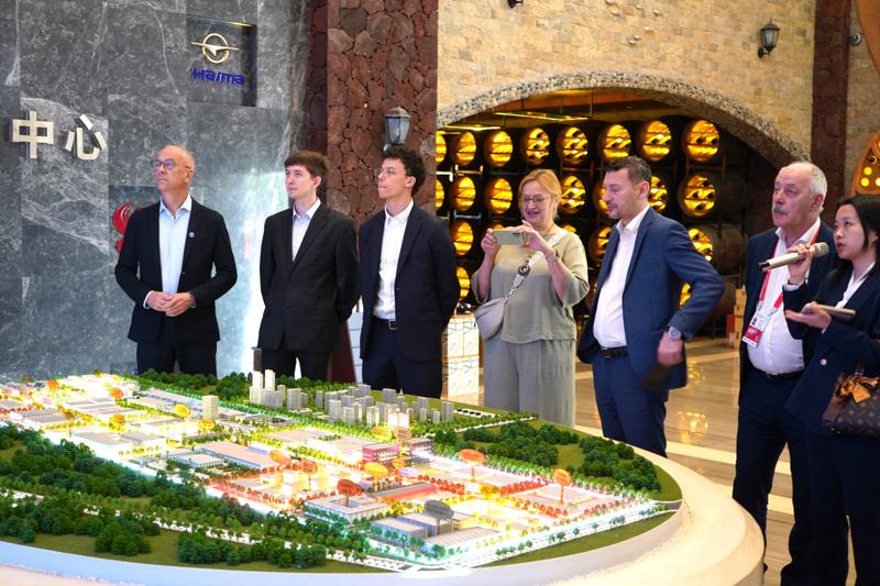 Wydarzenie „Misja gospodarcza do Chin, Hainan 11-17 kwietnia 2025 r.”, w której bierze udział 6 lubuskich przedsiębiorców z sektora MŚP, organizowane jest w ramach projektu pn.: „Przedsiębiorcze Lubuskie” finansowanego ze środków Programu Fundusze Europejskie dla Lubuskiego 2021-2027, Priorytet 1. Fundusze Europejskie dla lubuskiej gospodarki, Działanie 1.5 Rozwój przedsiębiorczości – dotacje, Typ VI – Tworzenie oferty dla biznesu – obsługa inwestora i eksportera. Celem projektu jest wzmacnianie rozwoju przedsiębiorczości i innowacji poprzez wspieranie trwałego wzrostu lubuskich przedsiębiorstw na arenie międzynarodowej w ramach tworzenia ofert dla biznesu.