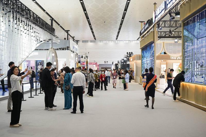 Wydarzenie „Misja gospodarcza do Chin, Hainan 11-17 kwietnia 2025 r.”, w której bierze udział 6 lubuskich przedsiębiorców z sektora MŚP, organizowane jest w ramach projektu pn.: „Przedsiębiorcze Lubuskie” finansowanego ze środków Programu Fundusze Europejskie dla Lubuskiego 2021-2027, Priorytet 1. Fundusze Europejskie dla lubuskiej gospodarki, Działanie 1.5 Rozwój przedsiębiorczości – dotacje, Typ VI – Tworzenie oferty dla biznesu – obsługa inwestora i eksportera. Celem projektu jest wzmacnianie rozwoju przedsiębiorczości i innowacji poprzez wspieranie trwałego wzrostu lubuskich przedsiębiorstw na arenie międzynarodowej w ramach tworzenia ofert dla biznesu.
