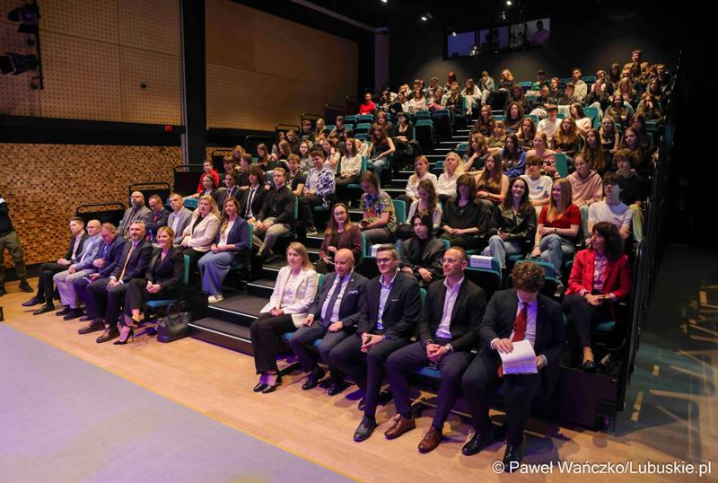 Uczestnicy konferencji "Europa okiem młodych" w zielonogórskim RCAK-u
