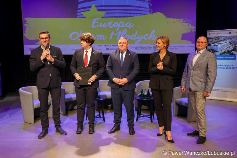 Uczestnicy konferencji "Europa okiem młodych" w zielonogórskim RCAK-u
