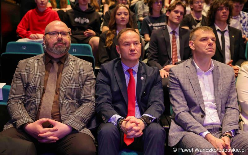 Uczestnicy konferencji "Europa okiem młodych" w zielonogórskim RCAK-u