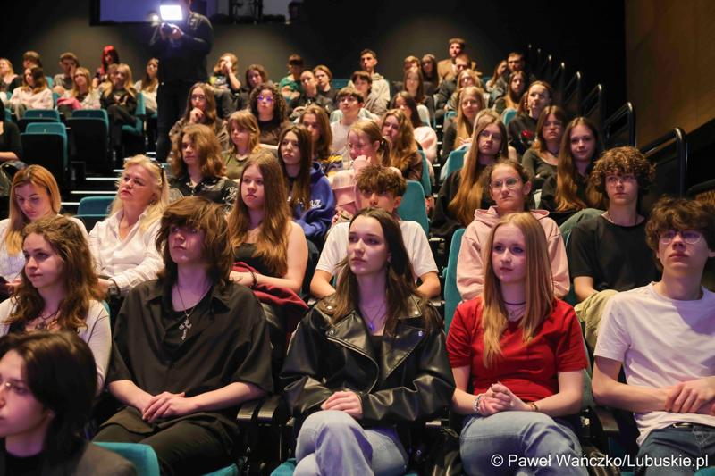Uczestnicy konferencji "Europa okiem młodych" w zielonogórskim RCAK-u