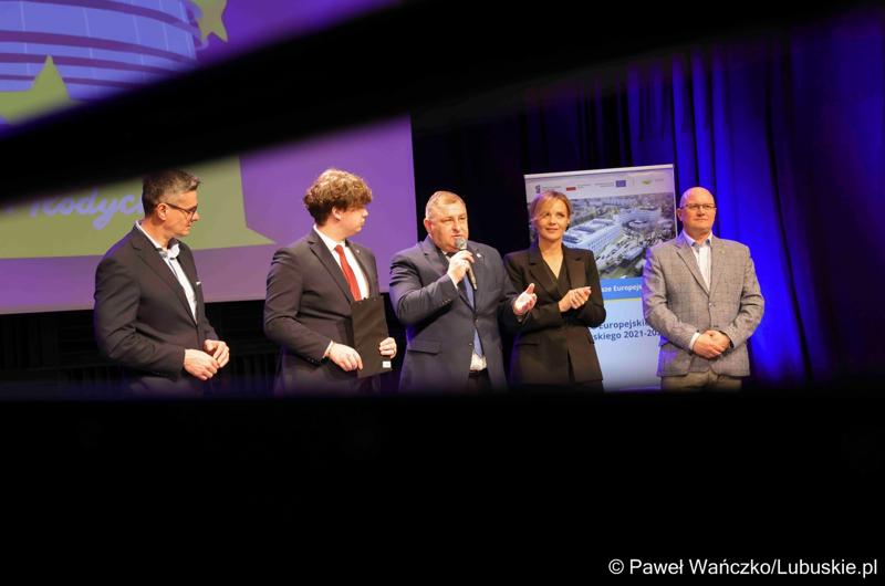 Uczestnicy konferencji "Europa okiem młodych" w zielonogórskim RCAK-u