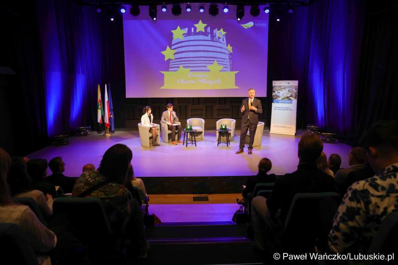 Uczestnicy konferencji "Europa okiem młodych" w zielonogórskim RCAK-u