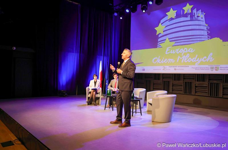 Uczestnicy konferencji "Europa okiem młodych" w zielonogórskim RCAK-u