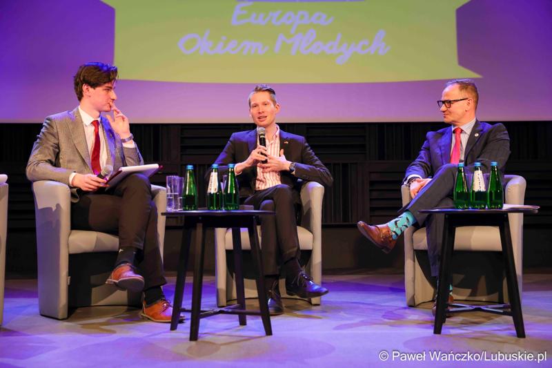 Uczestnicy konferencji "Europa okiem młodych" w zielonogórskim RCAK-u