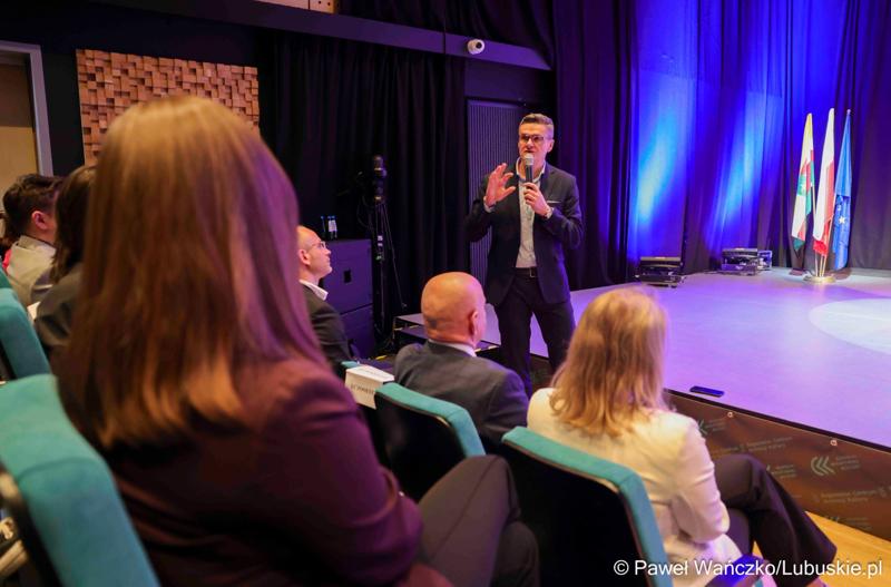 Uczestnicy konferencji "Europa okiem młodych" w zielonogórskim RCAK-u