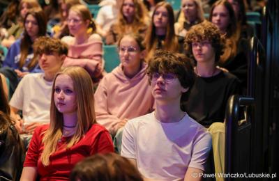 Uczestnicy konferencji "Europa okiem młodych" w zielonogórskim RCAK-u