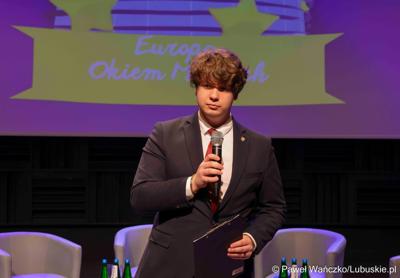 Uczestnicy konferencji "Europa okiem młodych" w zielonogórskim RCAK-u