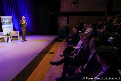 Uczestnicy konferencji "Europa okiem młodych" w zielonogórskim RCAK-u