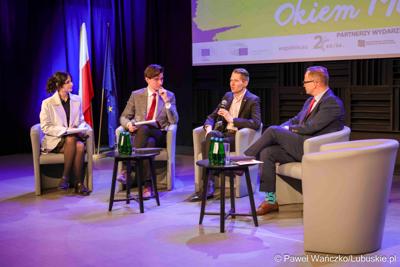 Uczestnicy konferencji "Europa okiem młodych" w zielonogórskim RCAK-u