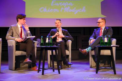 Uczestnicy konferencji "Europa okiem młodych" w zielonogórskim RCAK-u