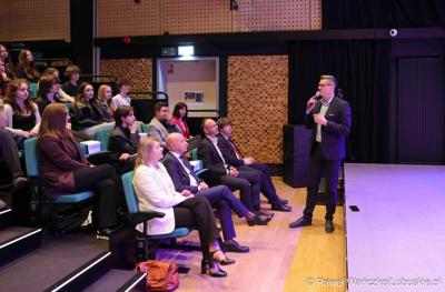 Uczestnicy konferencji "Europa okiem młodych" w zielonogórskim RCAK-u