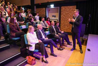 Uczestnicy konferencji "Europa okiem młodych" w zielonogórskim RCAK-u