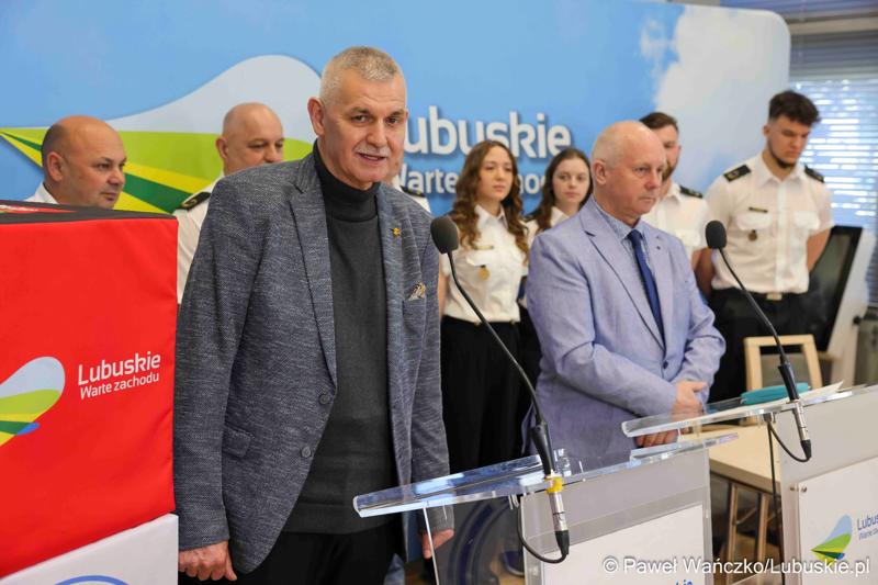 Uczestnicy konferencji prasowej, podczas której podpisano umowę z Wodnym Ochotniczym Pogotowiem Ratunkowym Województwa Lubuskiego na działania z zakresu ratownictwa wodnego na terenie województwa lubuskiego”