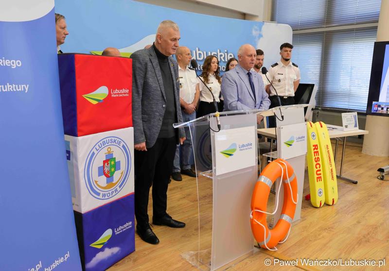 Uczestnicy konferencji prasowej, podczas której podpisano umowę z Wodnym Ochotniczym Pogotowiem Ratunkowym Województwa Lubuskiego na działania z zakresu ratownictwa wodnego na terenie województwa lubuskiego”