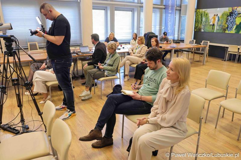 Uczestnicy konferencji prasowej, podczas której podpisano umowę z Wodnym Ochotniczym Pogotowiem Ratunkowym Województwa Lubuskiego na działania z zakresu ratownictwa wodnego na terenie województwa lubuskiego”