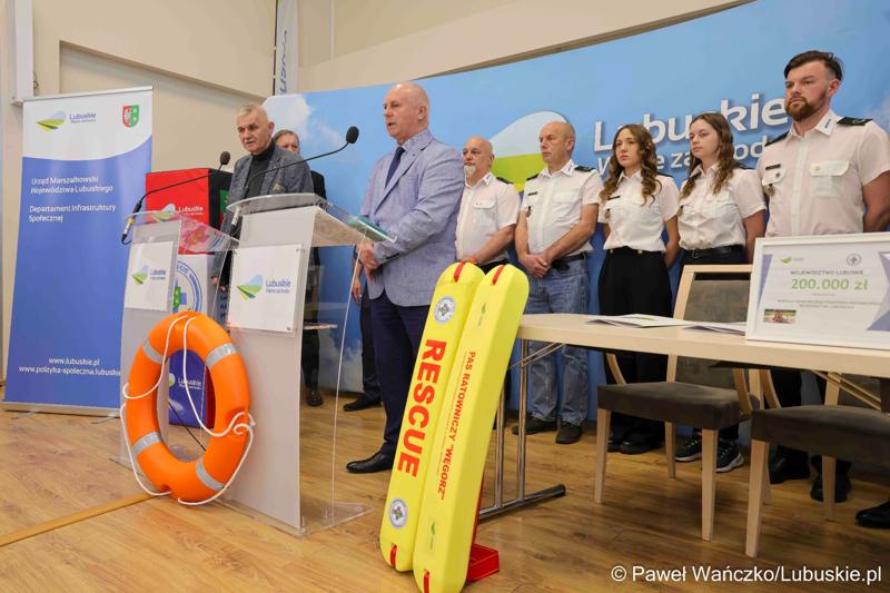 Uczestnicy konferencji prasowej, podczas której podpisano umowę z Wodnym Ochotniczym Pogotowiem Ratunkowym Województwa Lubuskiego na działania z zakresu ratownictwa wodnego na terenie województwa lubuskiego”