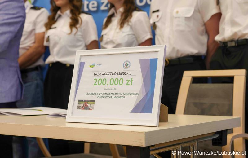Konferencja prasowa, podczas której podpisano umowę z Wodnym Ochotniczym Pogotowiem Ratunkowym Województwa Lubuskiego na działania z zakresu ratownictwa wodnego na terenie województwa lubuskiego”