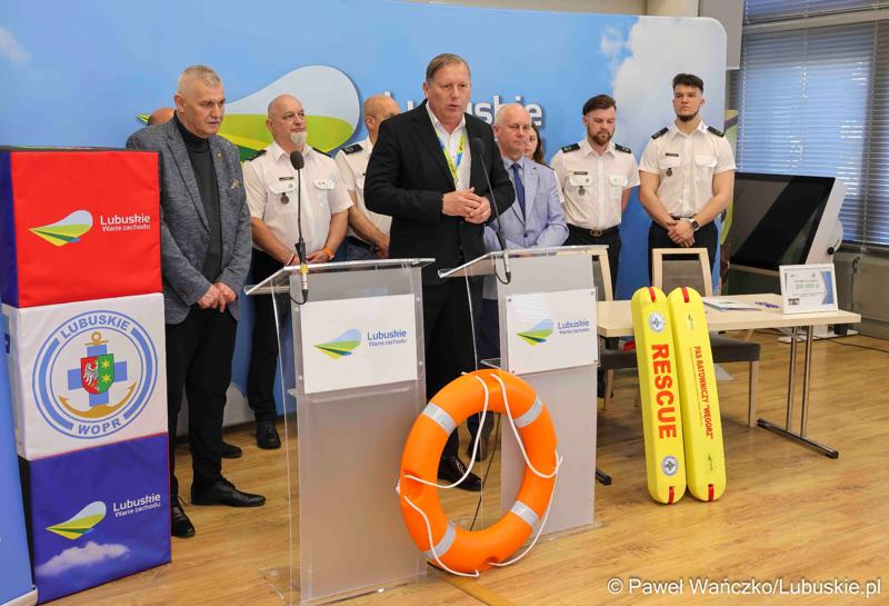Uczestnicy konferencji prasowej, podczas której podpisano umowę z Wodnym Ochotniczym Pogotowiem Ratunkowym Województwa Lubuskiego na działania z zakresu ratownictwa wodnego na terenie województwa lubuskiego”