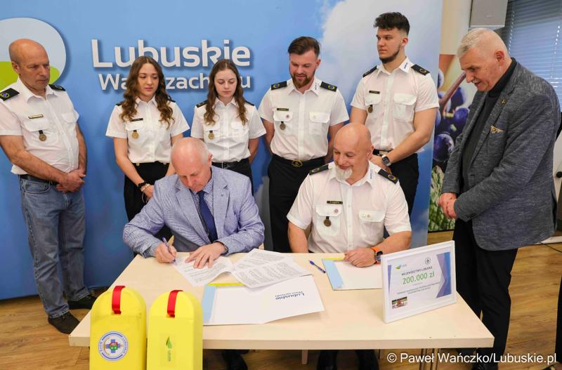 Uczestnicy konferencji prasowej, podczas której podpisano umowę z Wodnym Ochotniczym Pogotowiem Ratunkowym Województwa Lubuskiego na działania z zakresu ratownictwa wodnego na terenie województwa lubuskiego”