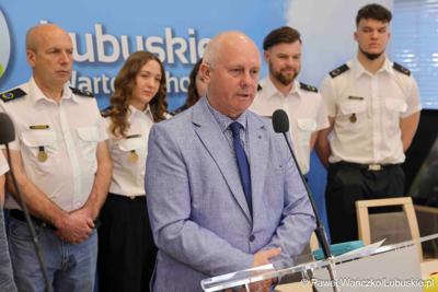 Uczestnicy konferencji prasowej, podczas której podpisano umowę z Wodnym Ochotniczym Pogotowiem Ratunkowym Województwa Lubuskiego na działania z zakresu ratownictwa wodnego na terenie województwa lubuskiego”