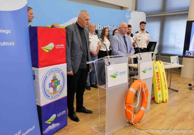 Uczestnicy konferencji prasowej, podczas której podpisano umowę z Wodnym Ochotniczym Pogotowiem Ratunkowym Województwa Lubuskiego na działania z zakresu ratownictwa wodnego na terenie województwa lubuskiego”