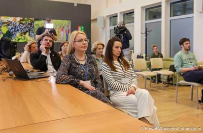 Uczestnicy konferencji prasowej, podczas której podpisano umowę z Wodnym Ochotniczym Pogotowiem Ratunkowym Województwa Lubuskiego na działania z zakresu ratownictwa wodnego na terenie województwa lubuskiego”
