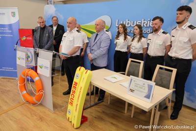 Uczestnicy konferencji prasowej, podczas której podpisano umowę z Wodnym Ochotniczym Pogotowiem Ratunkowym Województwa Lubuskiego na działania z zakresu ratownictwa wodnego na terenie województwa lubuskiego”