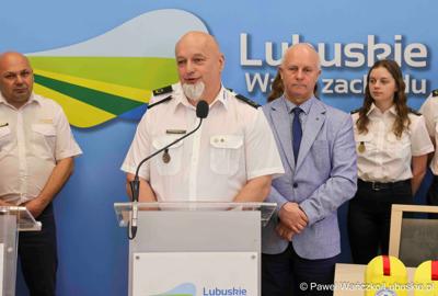 Uczestnicy konferencji prasowej, podczas której podpisano umowę z Wodnym Ochotniczym Pogotowiem Ratunkowym Województwa Lubuskiego na działania z zakresu ratownictwa wodnego na terenie województwa lubuskiego”
