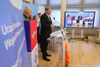 Uczestnicy konferencji prasowej, podczas której podpisano umowę z Wodnym Ochotniczym Pogotowiem Ratunkowym Województwa Lubuskiego na działania z zakresu ratownictwa wodnego na terenie województwa lubuskiego”