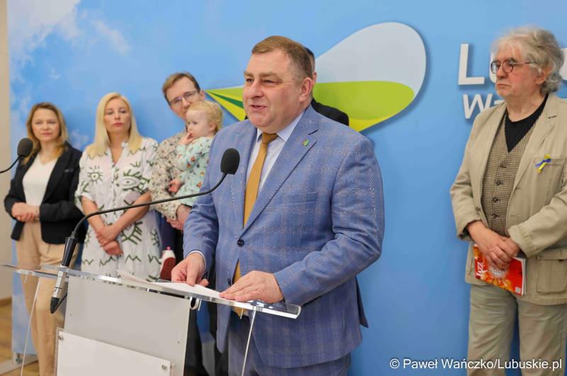 Wicemarszałek Województwa Lubuskiego Grzegorz Potęga przemawia podczas konferencji prasowej dot. rozstrzygnięcia otwartego konkursu ofert na wsparcie w 2025 roku realizacji zadań publicznych Województwa Lubuskiego w obszarze promocji województwa, w zakresie kultury, sztuki, ochrony dóbr kultury i dziedzictwa narodowego.