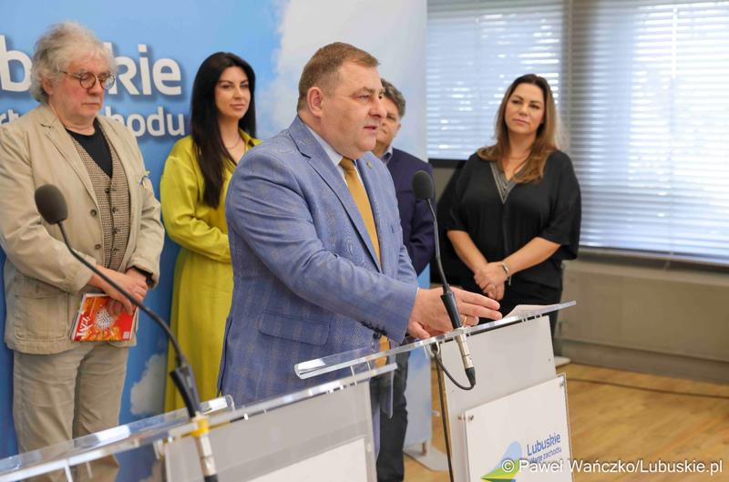 Wicemarszałek Województwa Lubuskiego Grzegorz Potęga przemawia podczas konferencji prasowej dot. rozstrzygnięcia otwartego konkursu ofert na wsparcie w 2025 roku realizacji zadań publicznych Województwa Lubuskiego w obszarze promocji województwa, w zakresie kultury, sztuki, ochrony dóbr kultury i dziedzictwa narodowego.