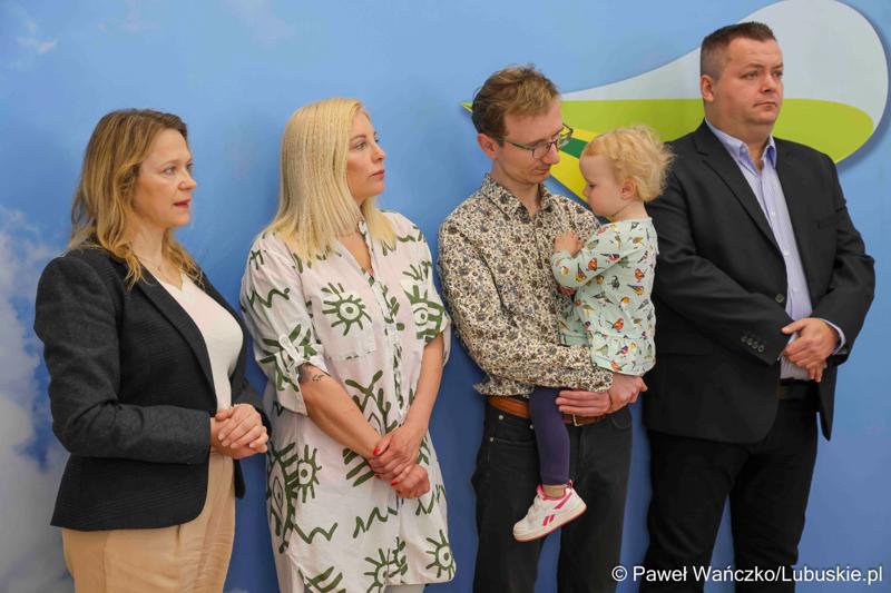 Uczestnicy konferencji prasowej dot. rozstrzygnięcia otwartego konkursu ofert na wsparcie w 2025 roku realizacji zadań publicznych Województwa Lubuskiego w obszarze promocji województwa, w zakresie kultury, sztuki, ochrony dóbr kultury i dziedzictwa narodowego.