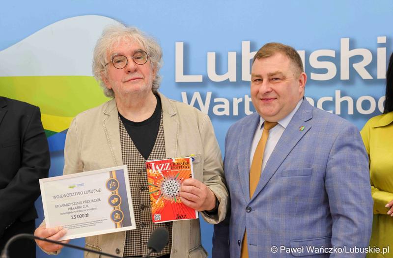Uczestnicy konferencji prasowej dot. rozstrzygnięcia otwartego konkursu ofert na wsparcie w 2025 roku realizacji zadań publicznych Województwa Lubuskiego w obszarze promocji województwa, w zakresie kultury, sztuki, ochrony dóbr kultury i dziedzictwa narodowego.
