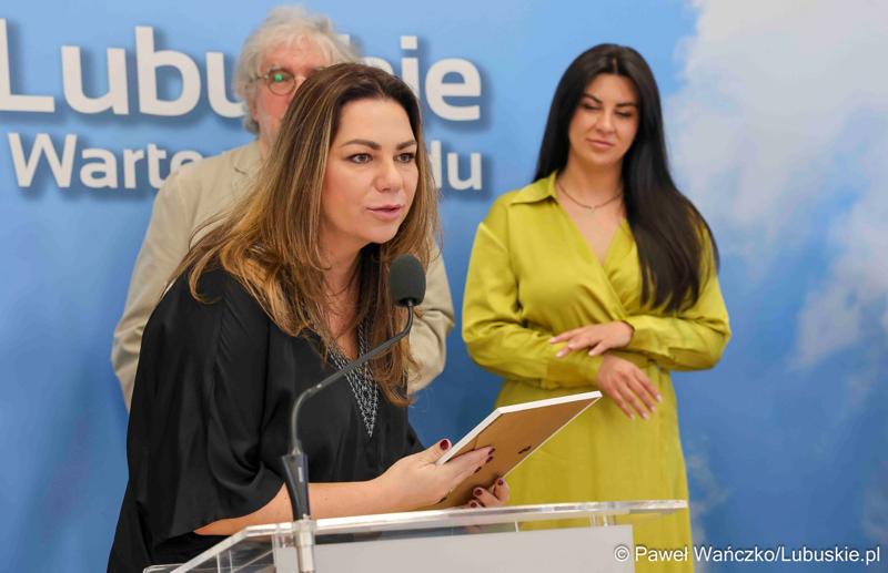 Uczestnicy konferencji prasowej dot. rozstrzygnięcia otwartego konkursu ofert na wsparcie w 2025 roku realizacji zadań publicznych Województwa Lubuskiego w obszarze promocji województwa, w zakresie kultury, sztuki, ochrony dóbr kultury i dziedzictwa narodowego.