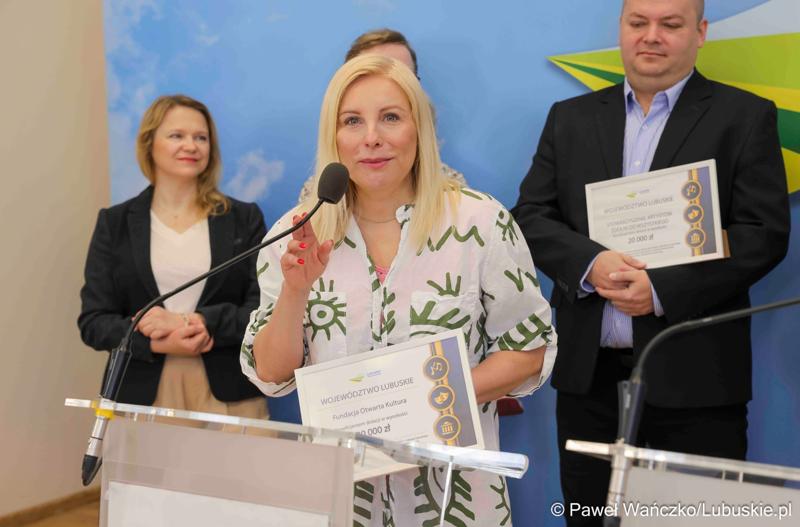Uczestnicy konferencji prasowej dot. rozstrzygnięcia otwartego konkursu ofert na wsparcie w 2025 roku realizacji zadań publicznych Województwa Lubuskiego w obszarze promocji województwa, w zakresie kultury, sztuki, ochrony dóbr kultury i dziedzictwa narodowego.