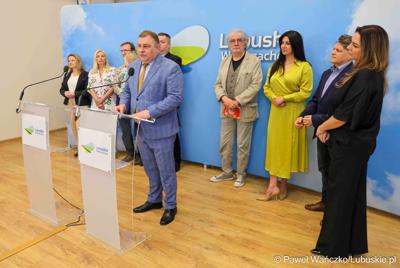 Wicemarszałek Województwa Lubuskiego Grzegorz Potęga przemawia podczas konferencji prasowej dot. rozstrzygnięcia otwartego konkursu ofert na wsparcie w 2025 roku realizacji zadań publicznych Województwa Lubuskiego w obszarze promocji województwa, w zakresie kultury, sztuki, ochrony dóbr kultury i dziedzictwa narodowego. 