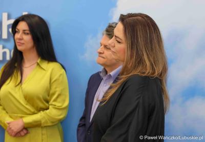 Uczestnicy konferencji prasowej dot. rozstrzygnięcia otwartego konkursu ofert na wsparcie w 2025 roku realizacji zadań publicznych Województwa Lubuskiego w obszarze promocji województwa, w zakresie kultury, sztuki, ochrony dóbr kultury i dziedzictwa narodowego. 