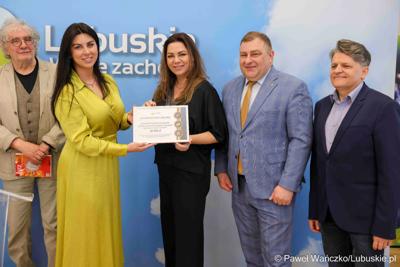 Uczestnicy konferencji prasowej dot. rozstrzygnięcia otwartego konkursu ofert na wsparcie w 2025 roku realizacji zadań publicznych Województwa Lubuskiego w obszarze promocji województwa, w zakresie kultury, sztuki, ochrony dóbr kultury i dziedzictwa narodowego. 