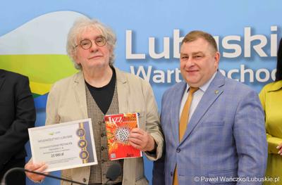 Uczestnicy konferencji prasowej dot. rozstrzygnięcia otwartego konkursu ofert na wsparcie w 2025 roku realizacji zadań publicznych Województwa Lubuskiego w obszarze promocji województwa, w zakresie kultury, sztuki, ochrony dóbr kultury i dziedzictwa narodowego. 