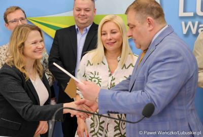 Uczestnicy konferencji prasowej dot. rozstrzygnięcia otwartego konkursu ofert na wsparcie w 2025 roku realizacji zadań publicznych Województwa Lubuskiego w obszarze promocji województwa, w zakresie kultury, sztuki, ochrony dóbr kultury i dziedzictwa narodowego. 
