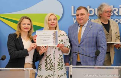 Uczestnicy konferencji prasowej dot. rozstrzygnięcia otwartego konkursu ofert na wsparcie w 2025 roku realizacji zadań publicznych Województwa Lubuskiego w obszarze promocji województwa, w zakresie kultury, sztuki, ochrony dóbr kultury i dziedzictwa narodowego. 