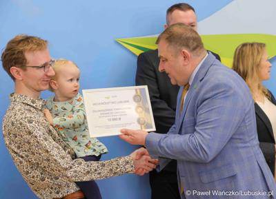 Uczestnicy konferencji prasowej dot. rozstrzygnięcia otwartego konkursu ofert na wsparcie w 2025 roku realizacji zadań publicznych Województwa Lubuskiego w obszarze promocji województwa, w zakresie kultury, sztuki, ochrony dóbr kultury i dziedzictwa narodowego. 