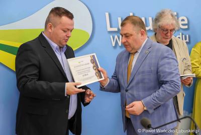 Uczestnicy konferencji prasowej dot. rozstrzygnięcia otwartego konkursu ofert na wsparcie w 2025 roku realizacji zadań publicznych Województwa Lubuskiego w obszarze promocji województwa, w zakresie kultury, sztuki, ochrony dóbr kultury i dziedzictwa narodowego. 