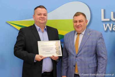Uczestnicy konferencji prasowej dot. rozstrzygnięcia otwartego konkursu ofert na wsparcie w 2025 roku realizacji zadań publicznych Województwa Lubuskiego w obszarze promocji województwa, w zakresie kultury, sztuki, ochrony dóbr kultury i dziedzictwa narodowego. 