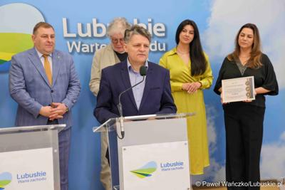 Uczestnicy konferencji prasowej dot. rozstrzygnięcia otwartego konkursu ofert na wsparcie w 2025 roku realizacji zadań publicznych Województwa Lubuskiego w obszarze promocji województwa, w zakresie kultury, sztuki, ochrony dóbr kultury i dziedzictwa narodowego. 