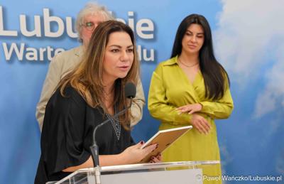 Uczestnicy konferencji prasowej dot. rozstrzygnięcia otwartego konkursu ofert na wsparcie w 2025 roku realizacji zadań publicznych Województwa Lubuskiego w obszarze promocji województwa, w zakresie kultury, sztuki, ochrony dóbr kultury i dziedzictwa narodowego. 